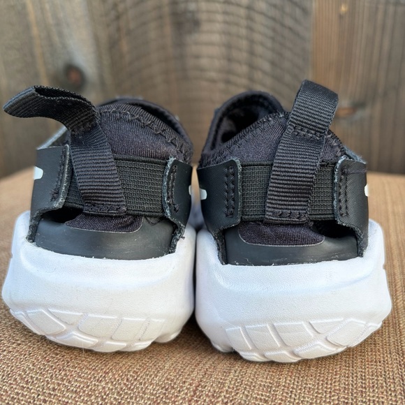 Nike Toddler Boys Girls 11C Flex Runner 2 Black White Sneaker Shoes Stretchy - Picture 3 of 8